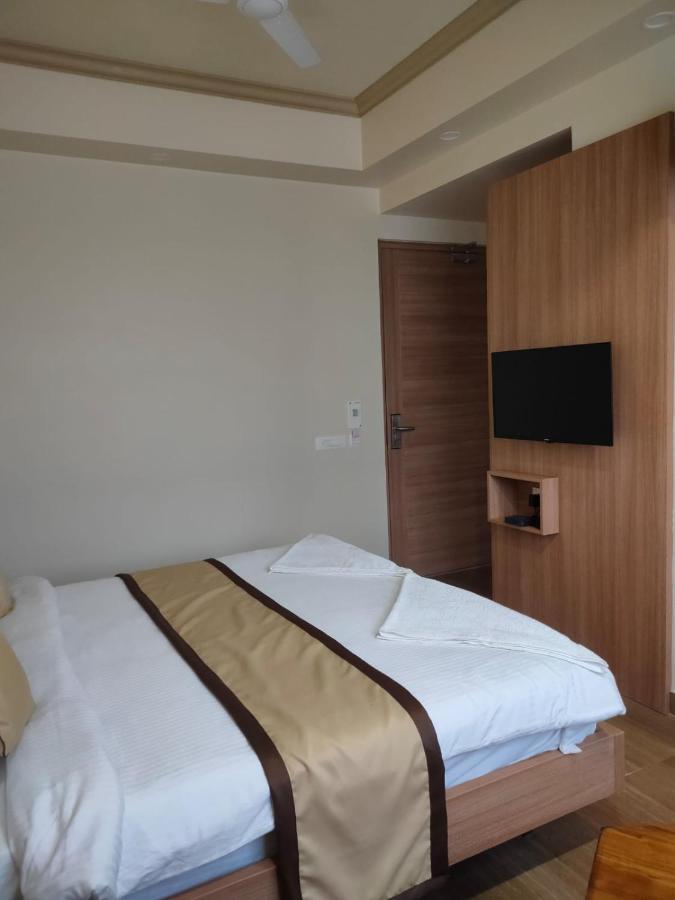 Hotel The Golf 1 Lakhnaú Exteriér fotografie